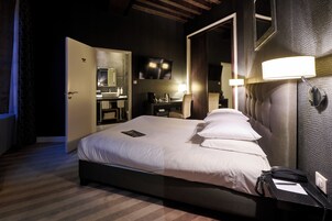 Executive Room | Hypo-allergenic bedding, minibar, in-room safe, individually furnished