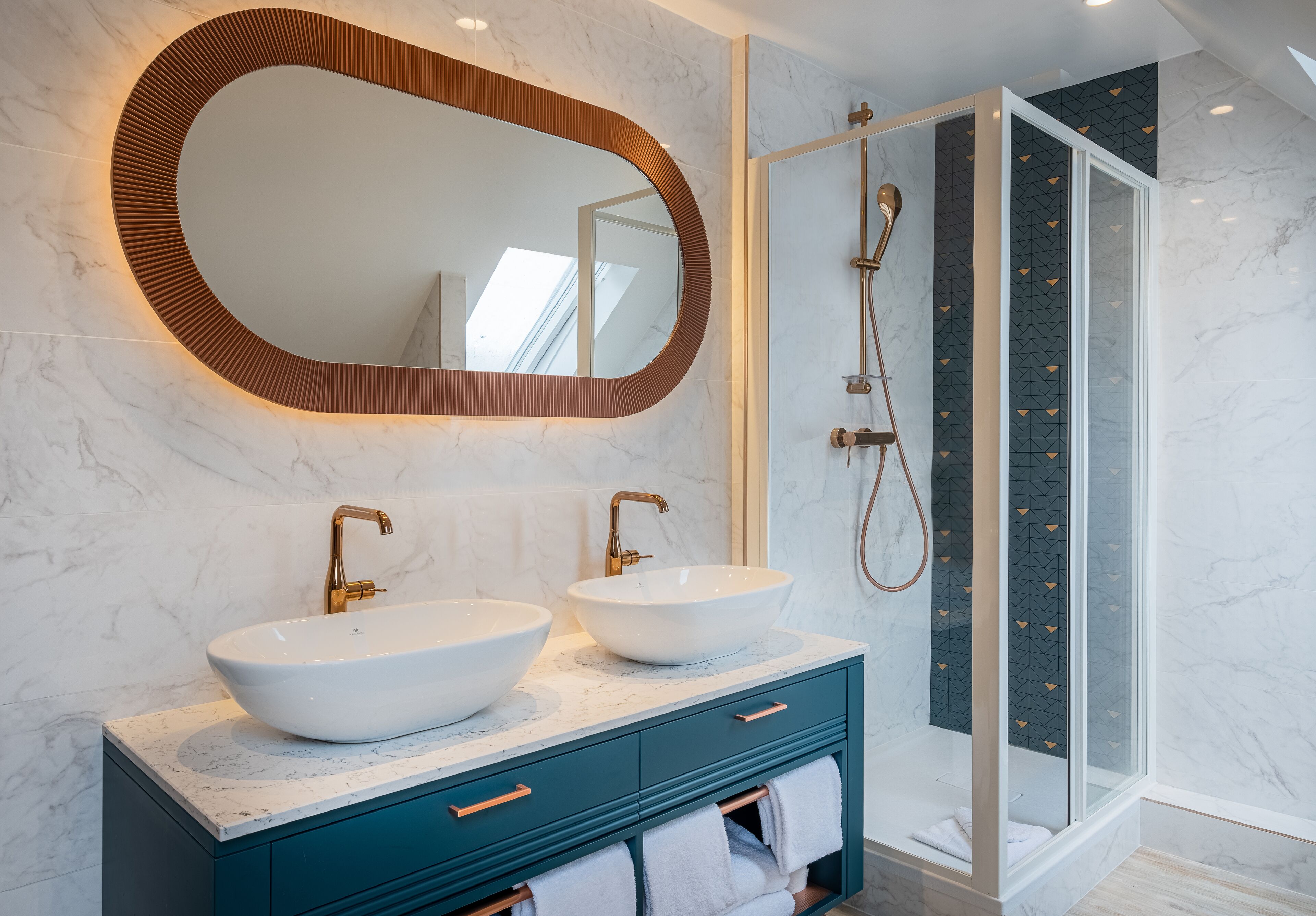 family suite | bathroom | combined shower/bathtub, free toiletries, hair dryer, towels