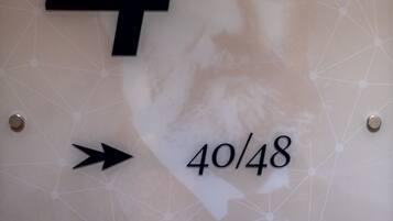 Eine Wand mit der Zahl '4' und Pfeilen, die nach links und rechts zeigen, mit dem Text '40/48' und '42/44/46' darunter.