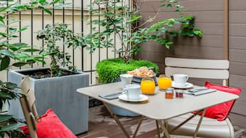 Habitación ejecutiva, terraza | Ropa de cama de alta calidad, caja fuerte, escritorio y cortinas opacas