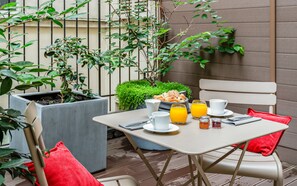 Habitación ejecutiva, terraza | Ropa de cama de alta calidad, caja fuerte, escritorio y cortinas opacas