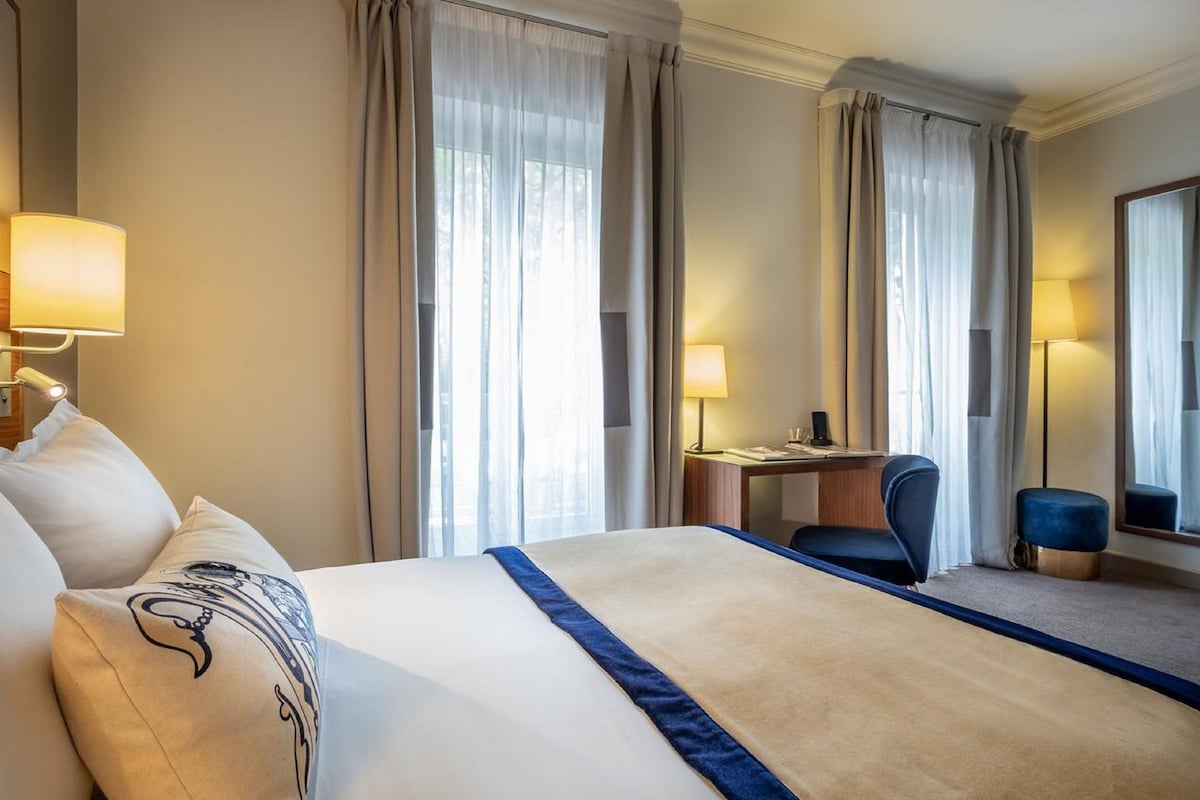 Premium bedding, in-room safe, desk, blackout drapes