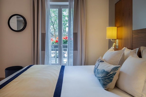 Executive Room | Premium bedding, in-room safe, desk, blackout drapes