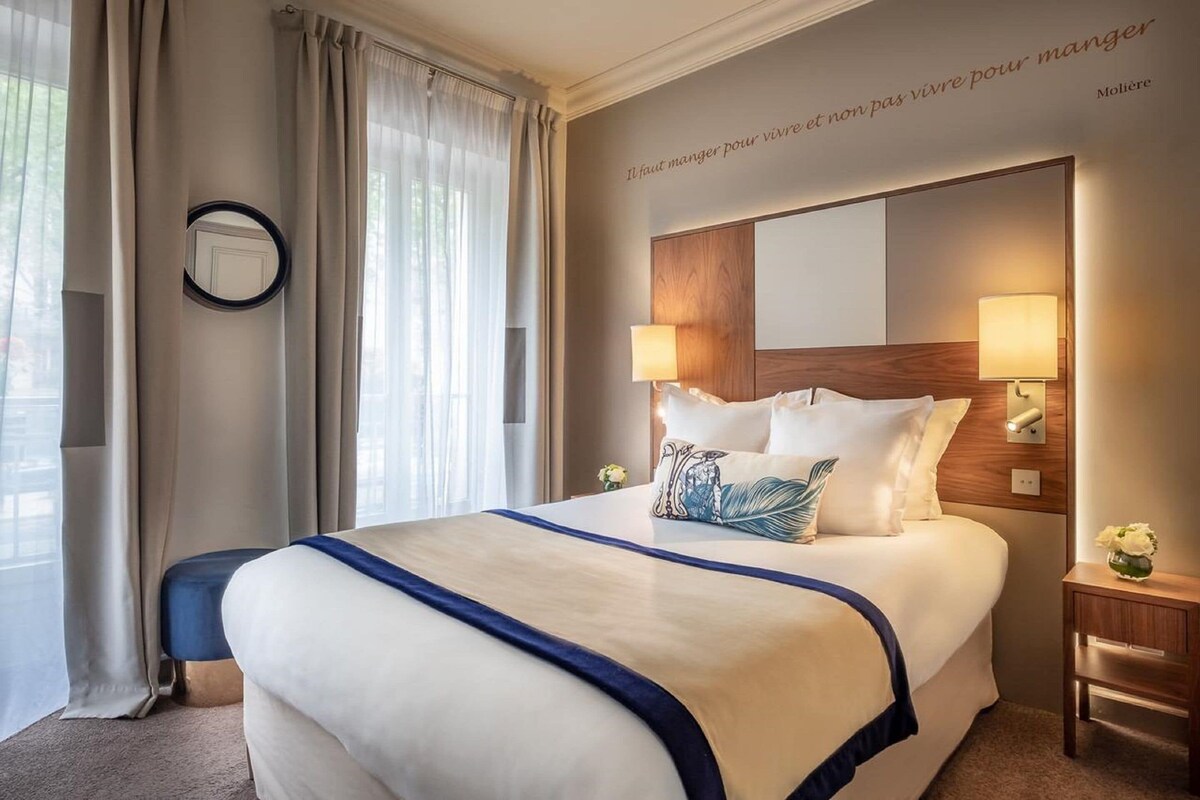 Premium bedding, in-room safe, desk, blackout drapes