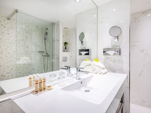 Chuveiro, produtos de toalete grátis, secador de cabelo