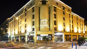 A hotel with a prominent entrance and a sign reading "HOTEL NICE RIVIERA". - Hotel Nice Riviera (Nice)