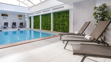 Piscine couverte, accÚs possible de 09 h 00 à 22 h 00, chaises longues