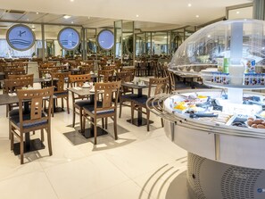 Café da manhã com buffet todos os dias (EUR 18 por pessoa) 