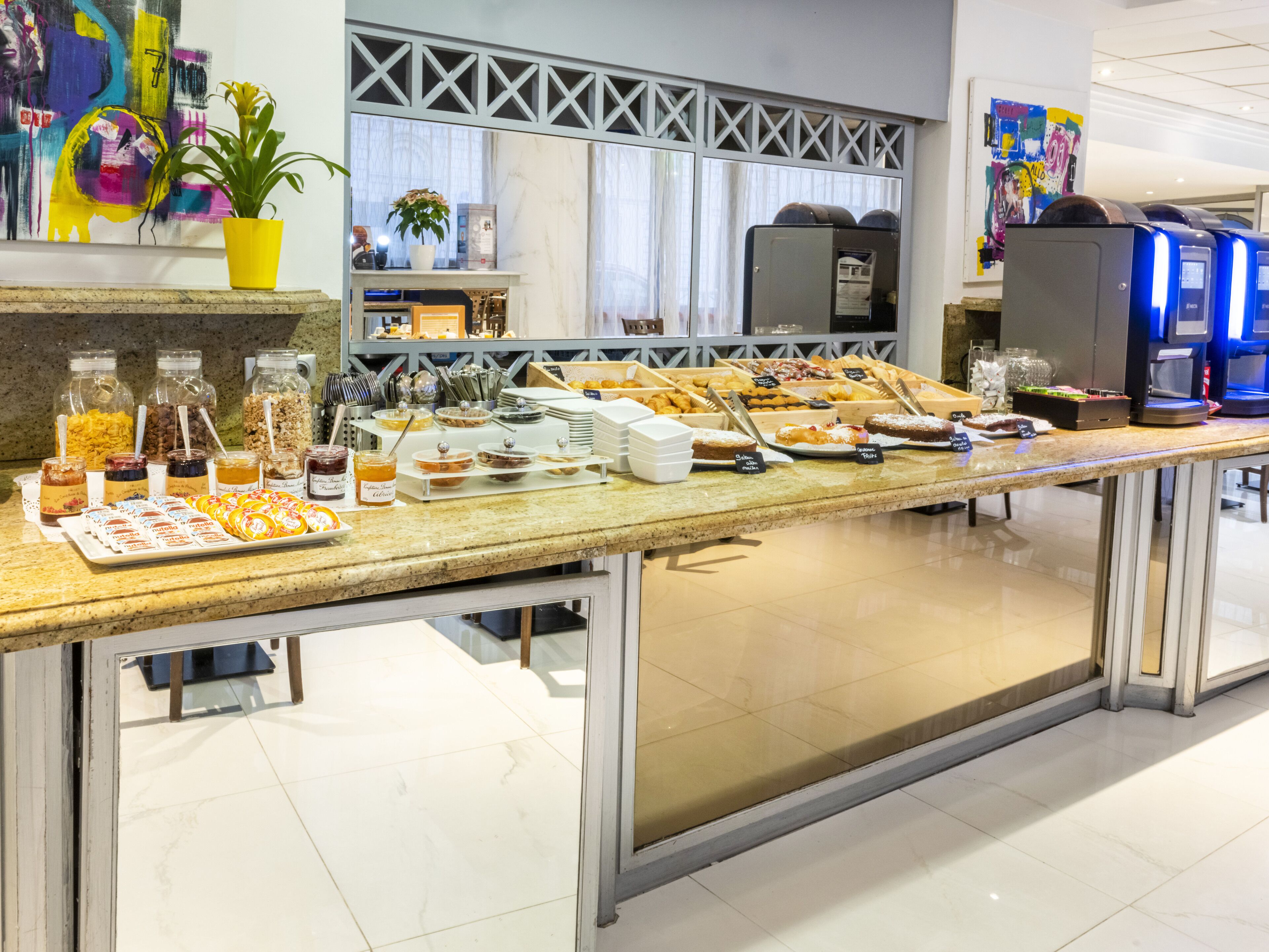 Petit déjeuner buffet (18 EUR par personne)