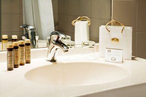 Bathtub, hair dryer, towels