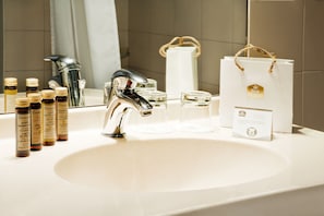 Bathtub, hair dryer, towels