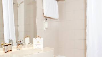 Bathtub, hair dryer, towels