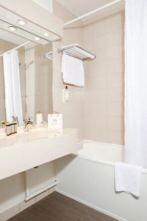 Bathtub, hair dryer, towels - Best Western Golf Hotel (Bussy-Saint-Georges)