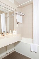 Bañera, secador de pelo, toallas