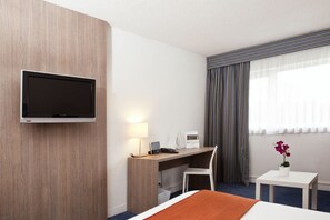 Soundproofing, iron/ironing board, free WiFi - Best Western Golf Hotel (Bussy-Saint-Georges)