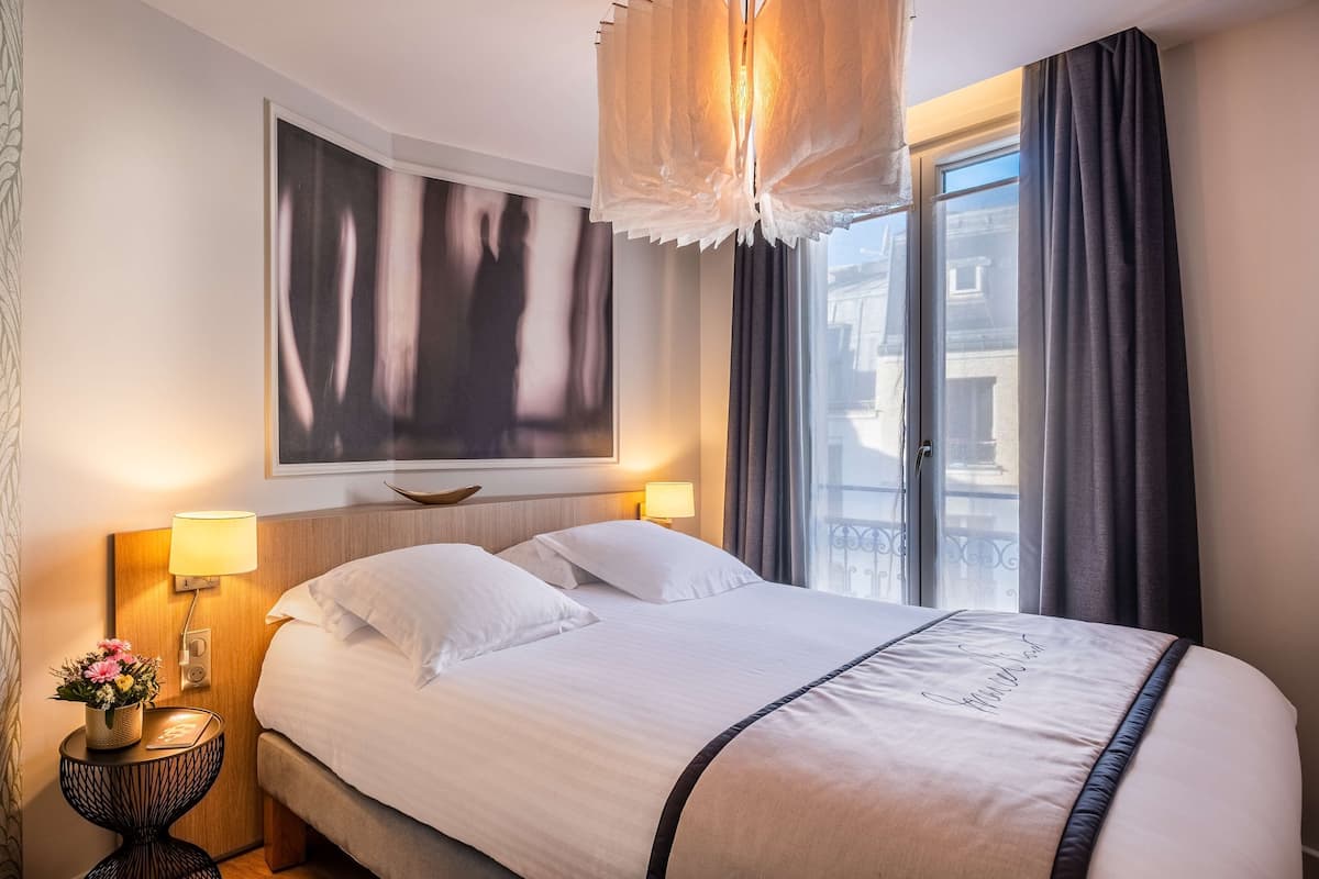 Junior Suite, 1 Queen Bed, Non Smoking | Minibar, in-room safe, blackout drapes, soundproofing