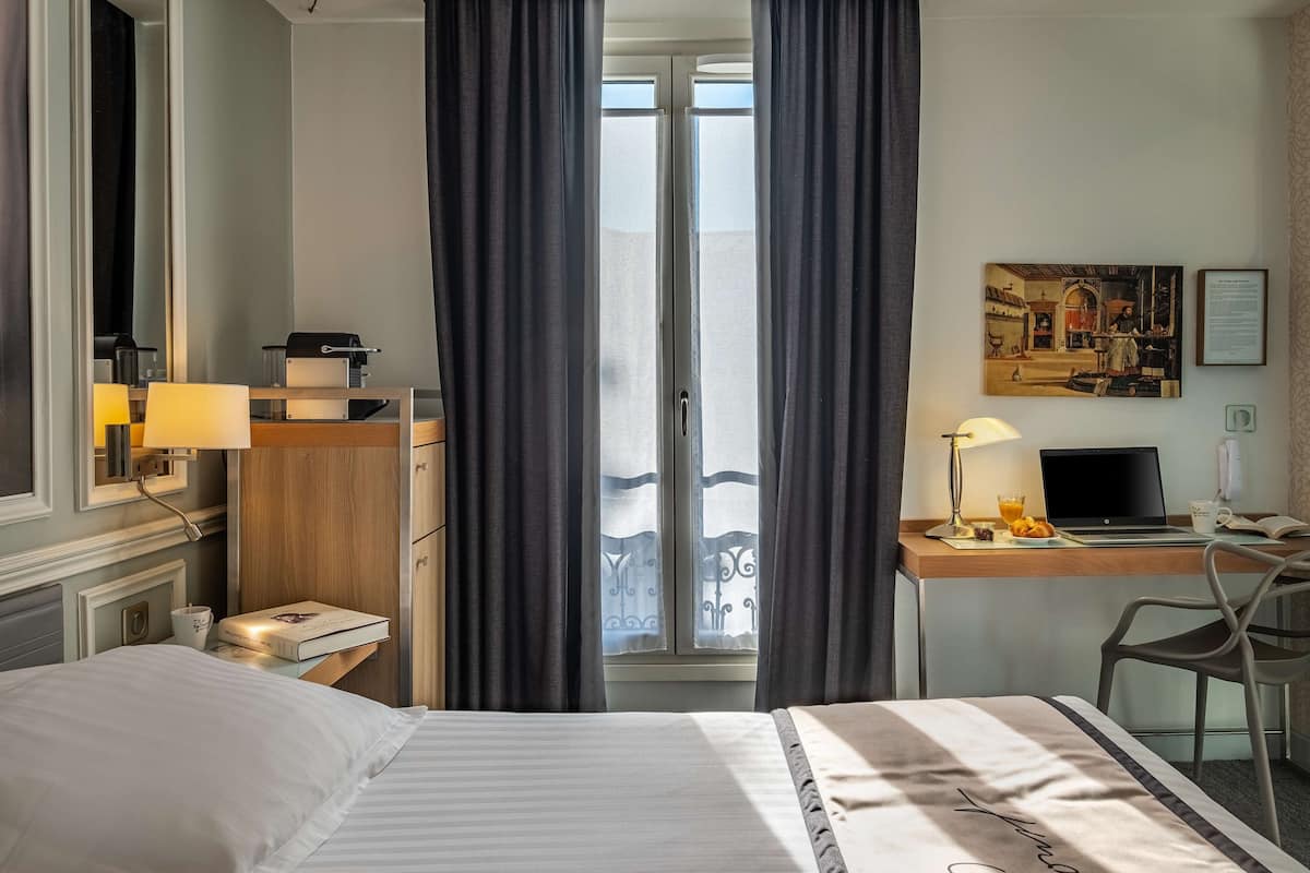 Superior Room, 1 Double Bed, Non Smoking | Minibar, in-room safe, blackout drapes, soundproofing