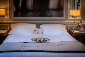 In-room safe, blackout curtains, soundproofing, iron/ironing board - Hôtel Littéraire le Swann, BW Premier Collection (Paris)