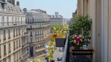 Superior Room, 1 Queen Bed, Non Smoking, Balcony | Minibar, in-room safe, blackout drapes, soundproofing