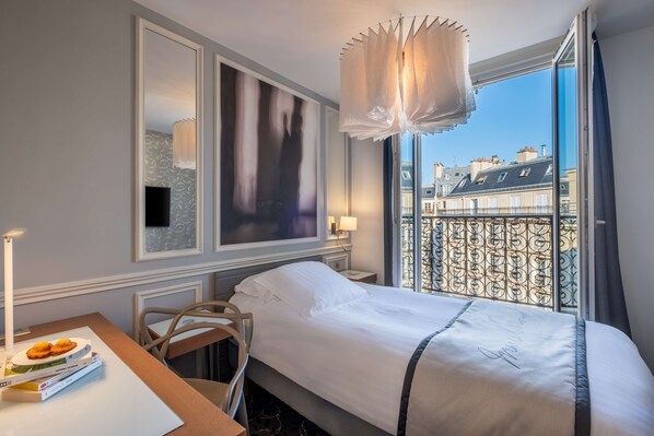 Superior Room, 1 Twin Bed, Non Smoking | Minibar, in-room safe, blackout drapes, soundproofing