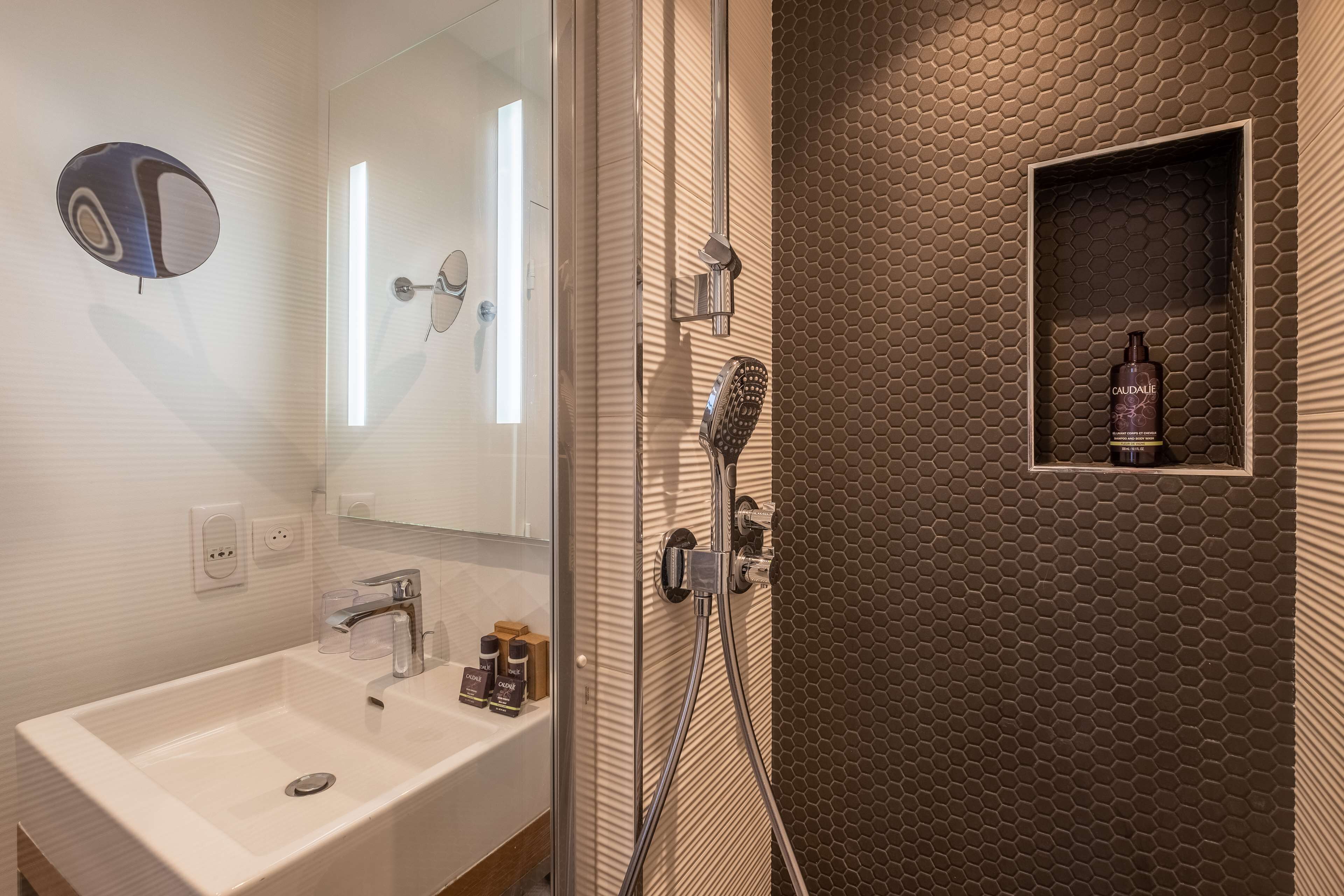 junior suite, 1 queen bed, non smoking | accessible bathroom