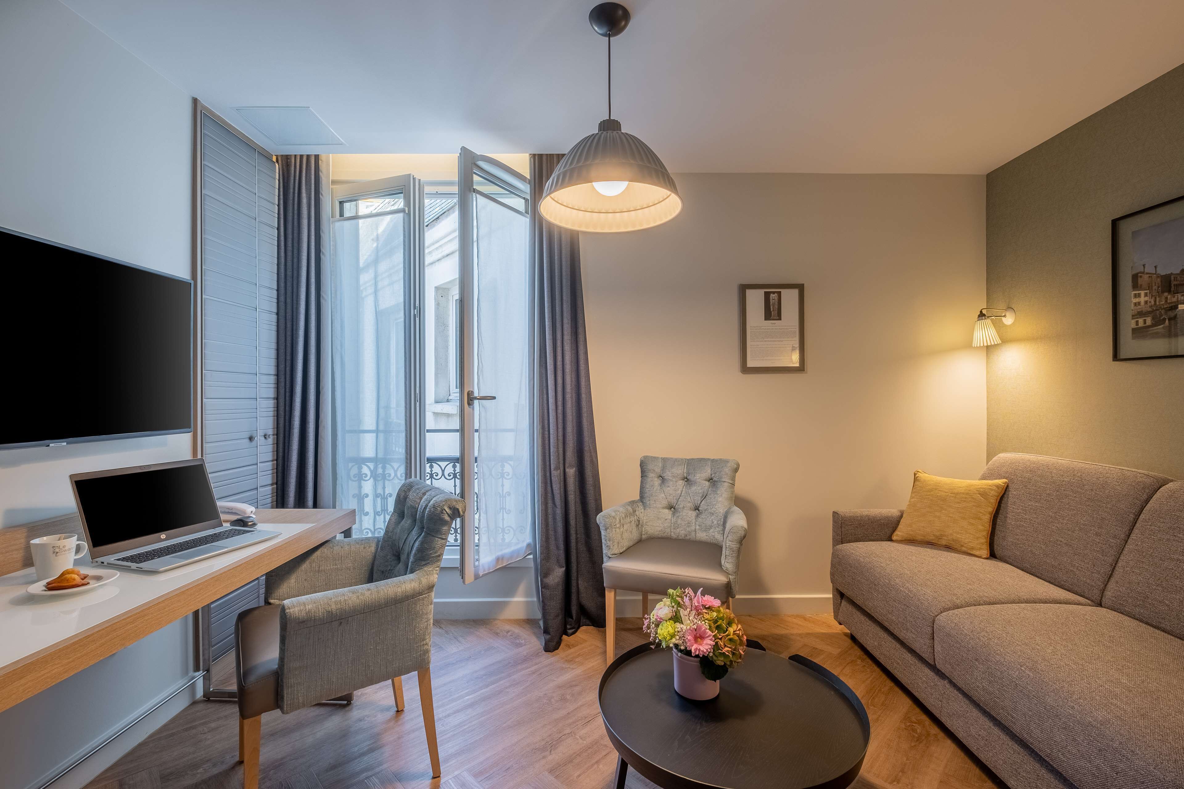 junior suite, 1 queen bed, non smoking | minibar, in-room safe, blackout curtains, soundproofing