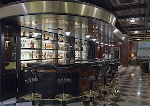 2 bars/lounges