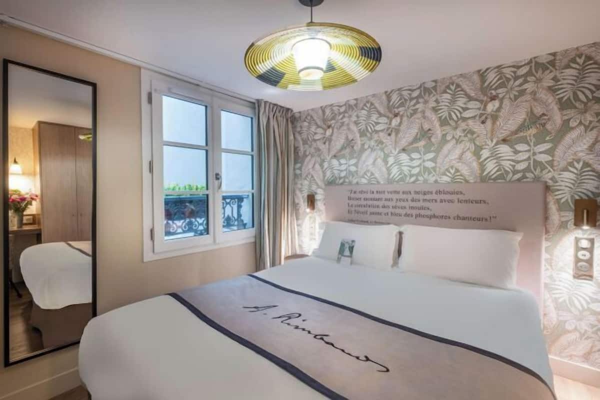 Premium bedding, in-room safe, desk, soundproofing