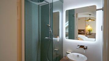 Chambre Confort, 1 grand lit, non-fumeurs | Salle de bain | Douche à « effet pluie », articles de toilette de luxe, sÚche-cheveux