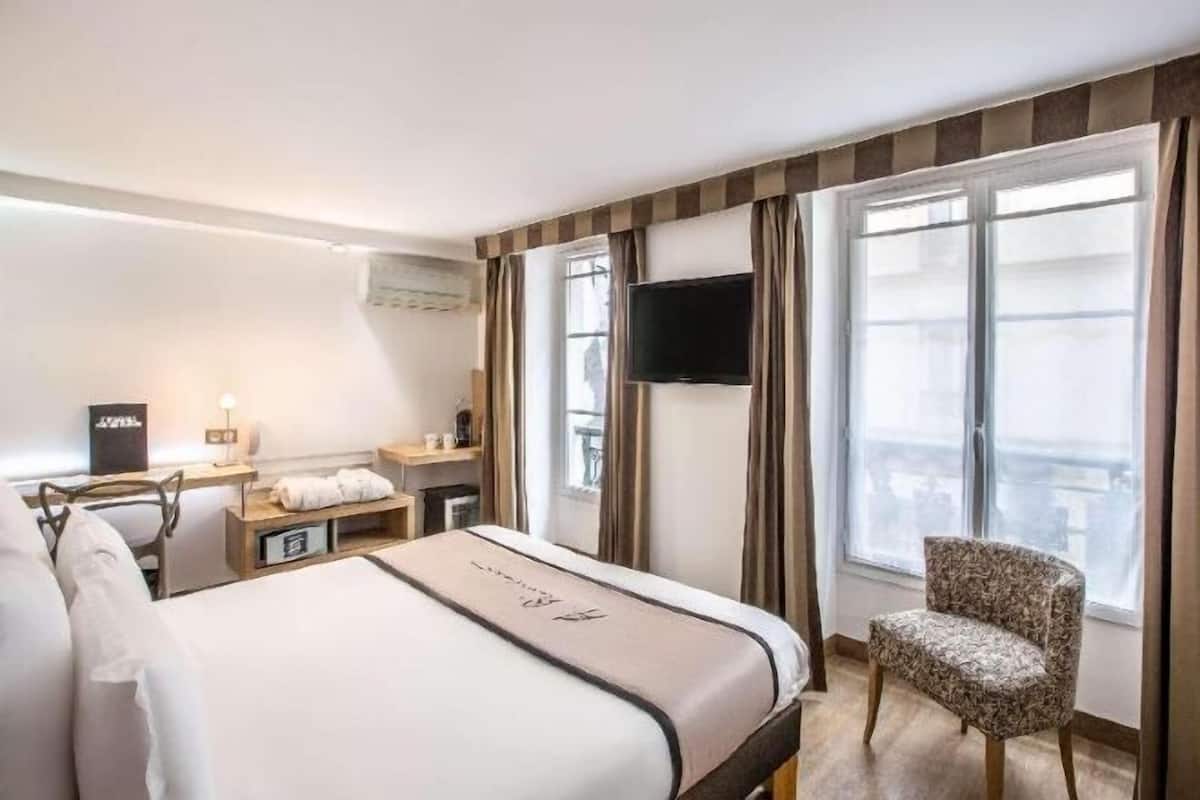 Premium bedding, in-room safe, desk, soundproofing