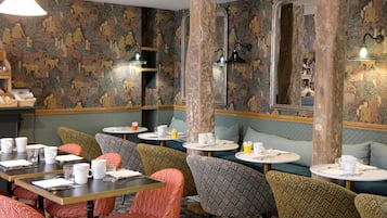 Petit déjeuner buffet (19 EUR par personne)