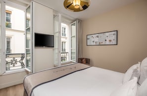 Premium bedding, in-room safe, desk, soundproofing - Hôtel Littéraire Arthur Rimbaud, BW Signature Collection (Paris)