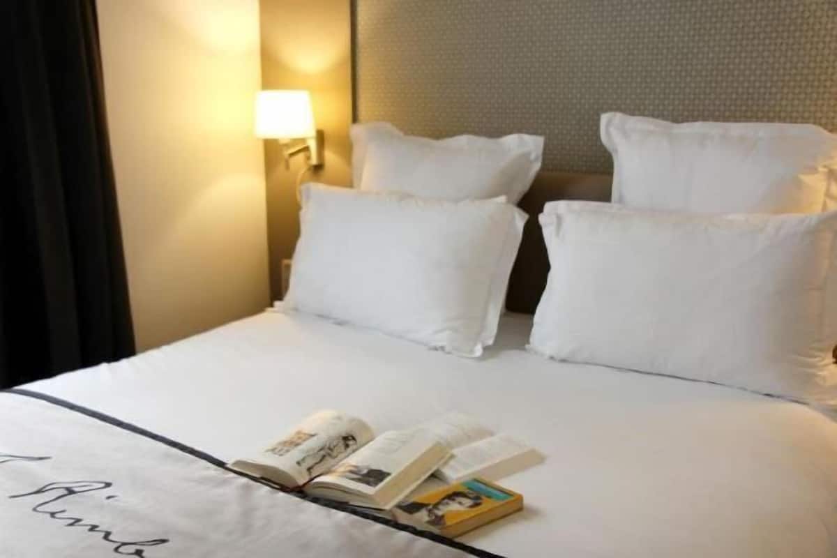 Premium bedding, in-room safe, desk, soundproofing
