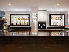 Un bar con dos letreros iluminados que dicen "BAR" y "BYB".