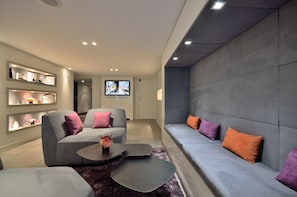 Lobby lounge