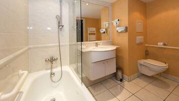 Ein modernes Badezimmer mit einer Duschkabine, einem weißen Waschbecken und einer Toilette.