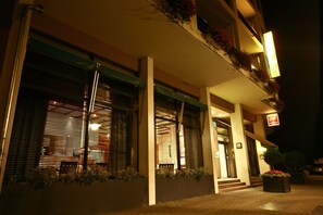 Front of property – evening/night - Le Jean-Sebastien Bach (Strasbourg)