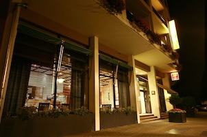 Fachada de la propiedad por la tarde o noche