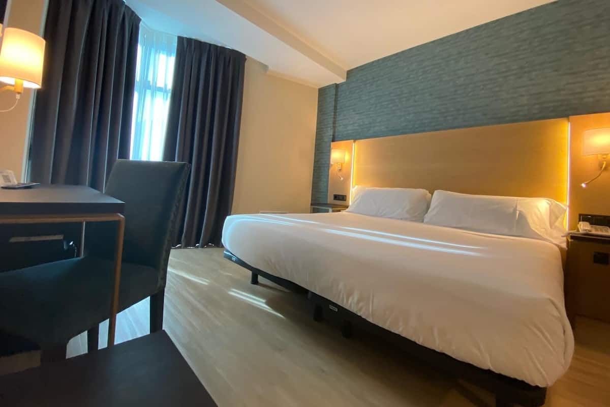 Luxe beddengoed, een minibar, een kluis op de kamer, een bureau