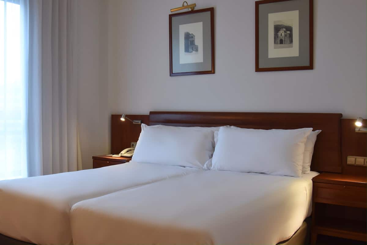 Economy Room | Premium bedding, minibar, in-room safe, desk