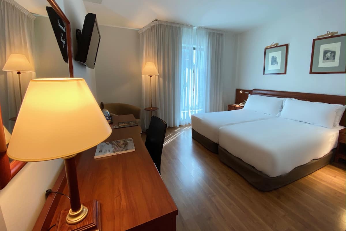 Luxe beddengoed, een minibar, een kluis op de kamer, een bureau