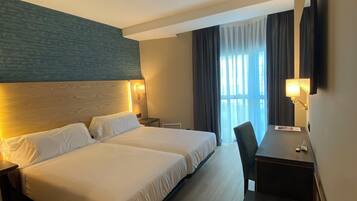 Standaard tweepersoonskamer, 1 slaapkamer | Luxe beddengoed, een minibar, een kluis op de kamer, een bureau