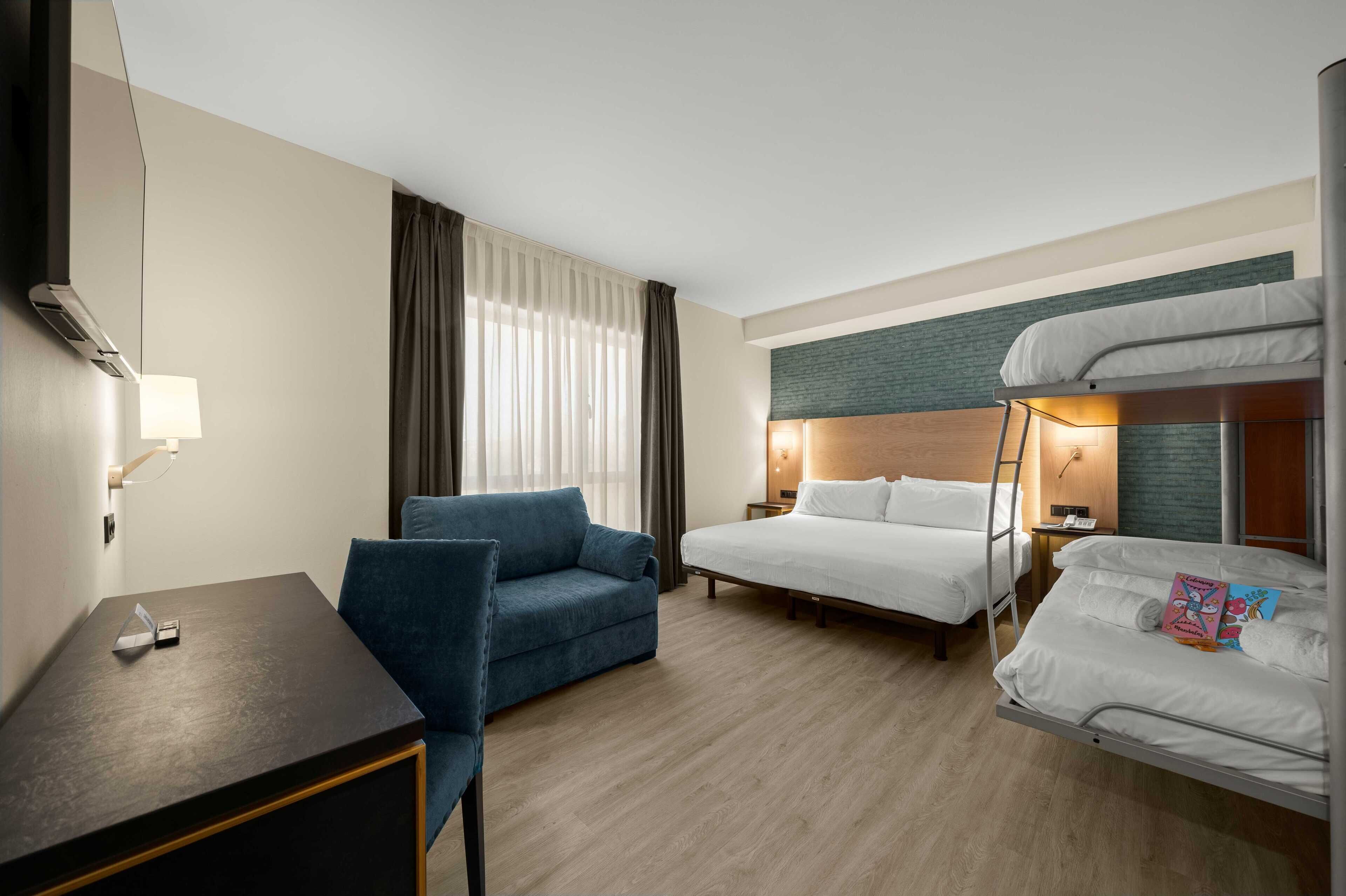 Chambre familiale | Literie de qualité, minibar, coffre-fort, bureau