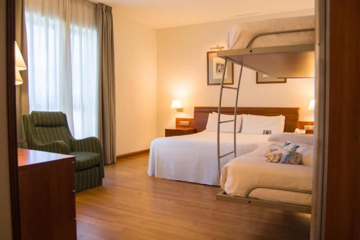 Habitación familiar | Ropa de cama de alta calidad, minibar, caja fuerte y escritorio