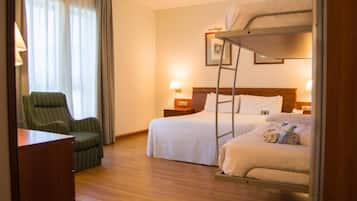 Familiekamer | Luxe beddengoed, een minibar, een kluis op de kamer, een bureau