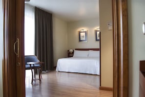 Junior Suite | Premium bedding, minibar, in-room safe, desk