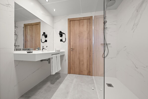 Bathtub, deep soaking tub, hair dryer, bidet - Hotel Zentral Gijón Rey Pelayo (Gijon)