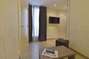Familien-Suite, 1 Schlafzimmer | Wohnbereich | 50-cm-LCD-Fernseher mit Kabelempfang, Fernseher