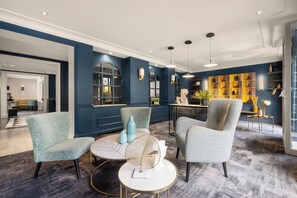 Lobby sitting area - Hôtel Le Royal (Paris)