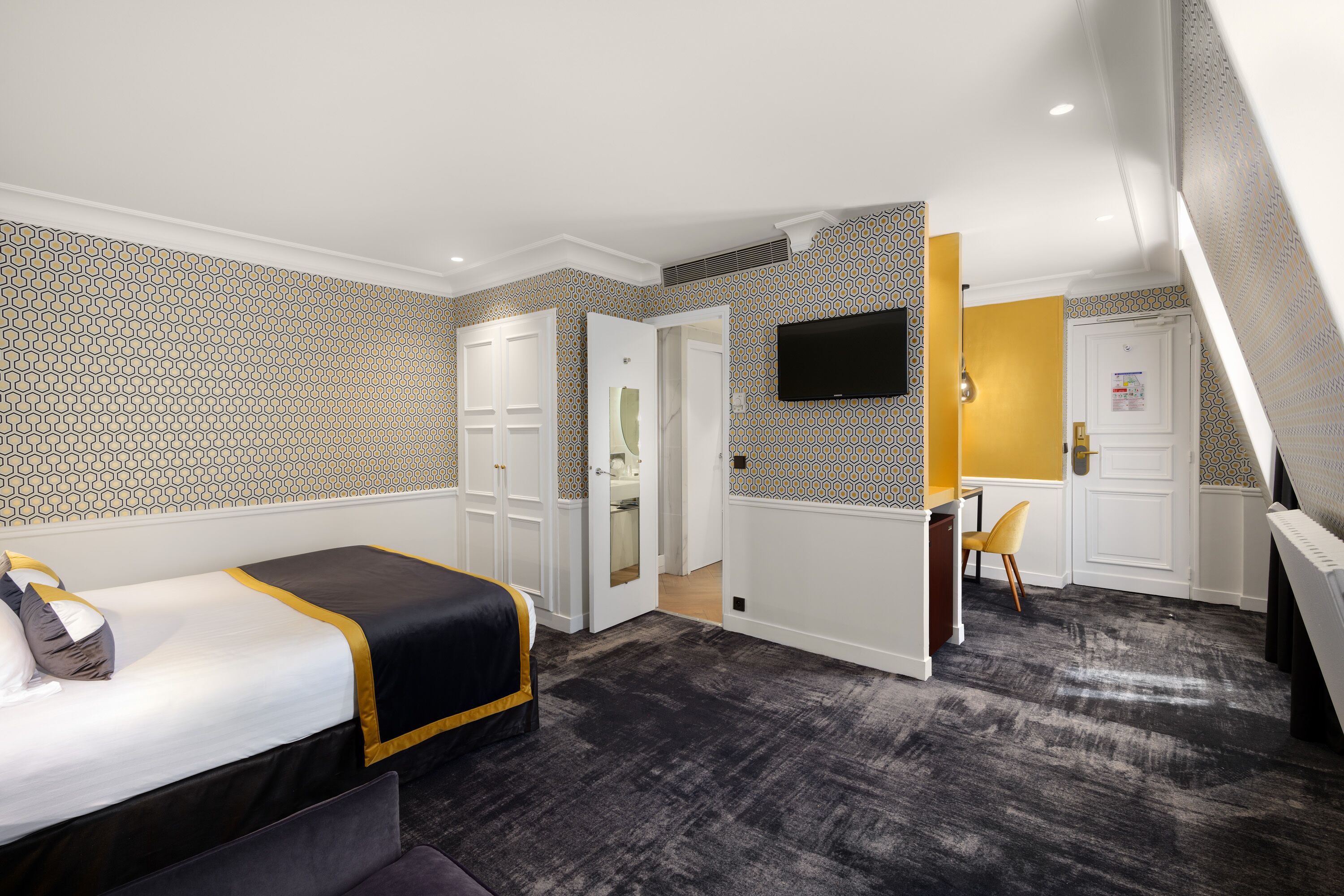 premium bedding, pillow-top beds, in-room safe, desk